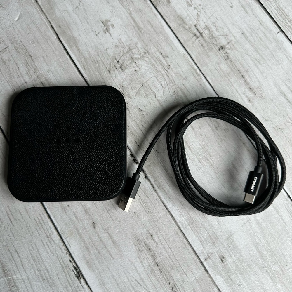 PREOWNED COURANT WIRELESS CHARGER FOR IPHONE BLACK WITH POWER CORD ￼